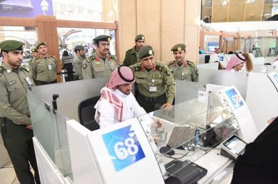 اللواء اليحيى يدشن المرحلة الثانية لأجهزة الخدمة الذاتية بجوازات مطار الملك خالد الدولي