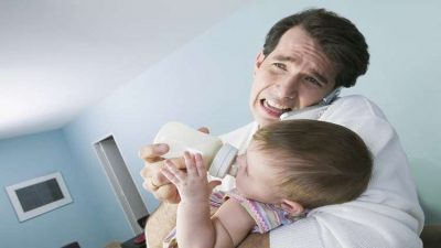 اكتئاب الآباء بعد الولادة يهدد بناتهم بخطر عقلي!