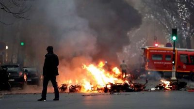 فرنسا.. أعمال عنف ومواجهات مع الشرطة بأول احتجاجات 