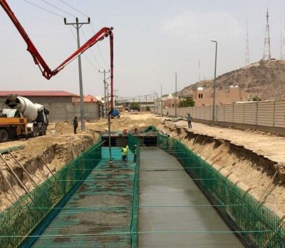 أمانة نجران تواصل العمل في تنفيذ مشروع السيول بحي الفيصلية
