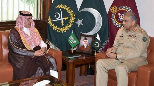 وزير الإعلام يلتقي رئيس أركان الجيش الباكستاني