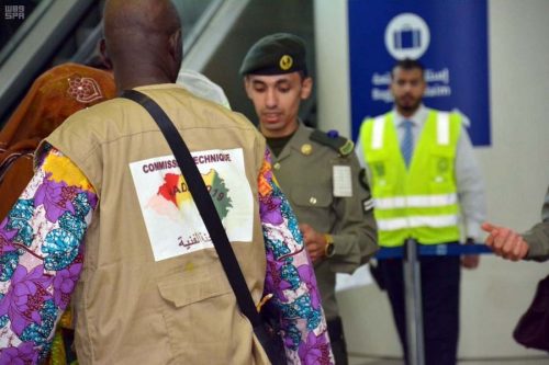 جوازات مطار الأمير محمد بن عبدالعزيز الدولي بالمدينة المنورة تواصل استقبال حجاج بيت الله الحرام
