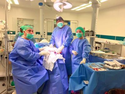 إجراء طبي دقيق لتثبيت الفقرة الصدرية لمصابة حادث مروري في شرورة