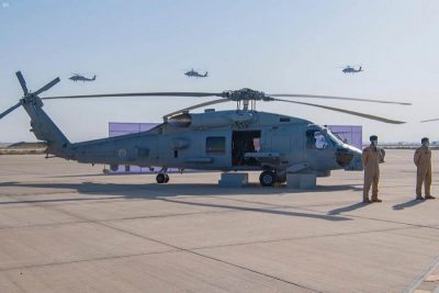 القوات البحرية تدشن الطائرات العامودية البحرية القتالية متعددة المھام من نوع (MH-60R)
