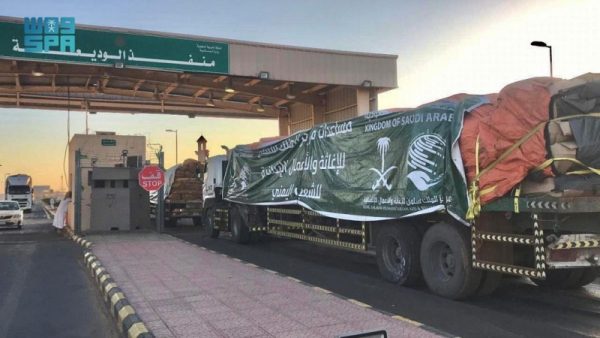 عبور 11 شاحنة مقدمة من مركز الملك سلمان للإغاثة منفذ الوديعة متوجهة لعدة محافظات يمنية