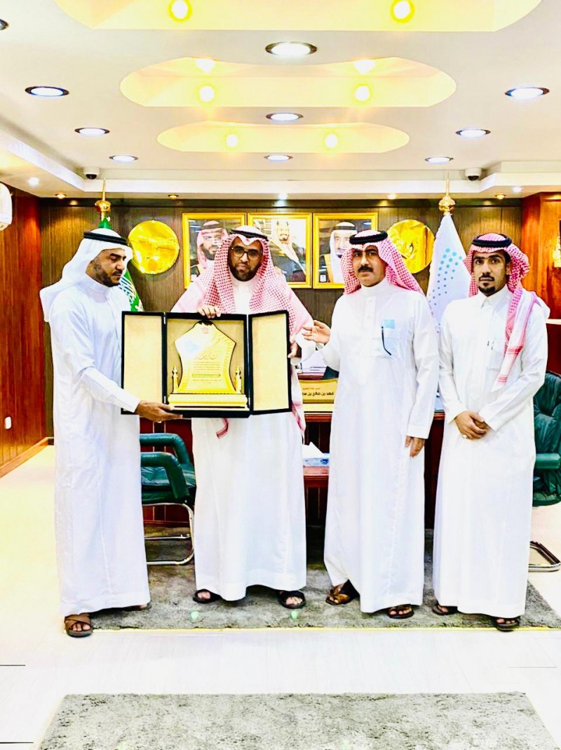 تنمية قرى جنوب نجران تكرم مدير عام تعليم المنطقة