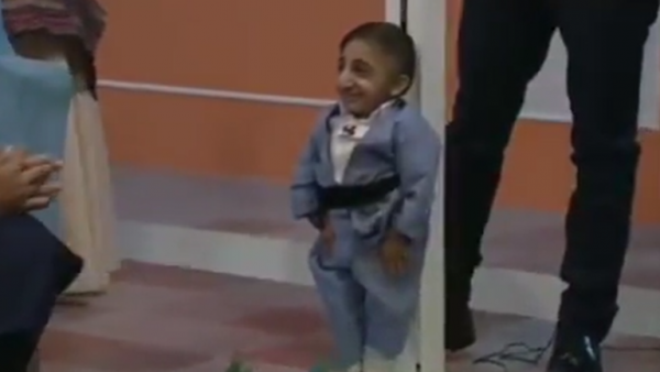 أقصر رجل في العالم.. شاب إيراني يجتاز فحص التحقق من الطول (فيديو)