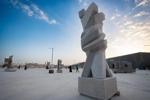 منحوتة نقاط مستمرة بيد طلال الطخيس، معرض طويق للنحت 2023 في درة الرياض، أحد برامج مشروع الرياض آرت